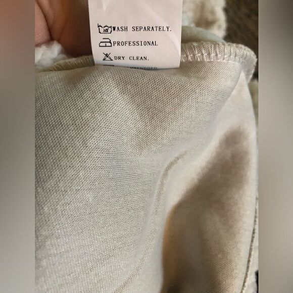 Beautiful super soft plush pull over cotton blend coral velvet light gray.Sherpa - Picture 7 of 9